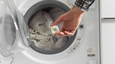 Jak używać kapsułek do prania? Przez ten błąd gorzej działają