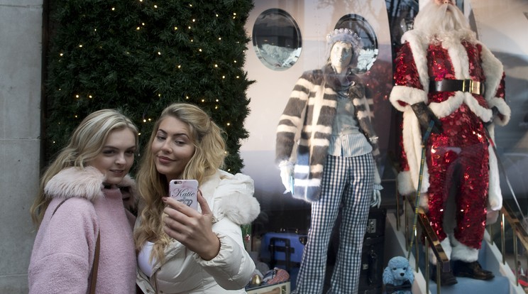 Szelfiző lányok az Oxford Streeten /Fotó:AFP