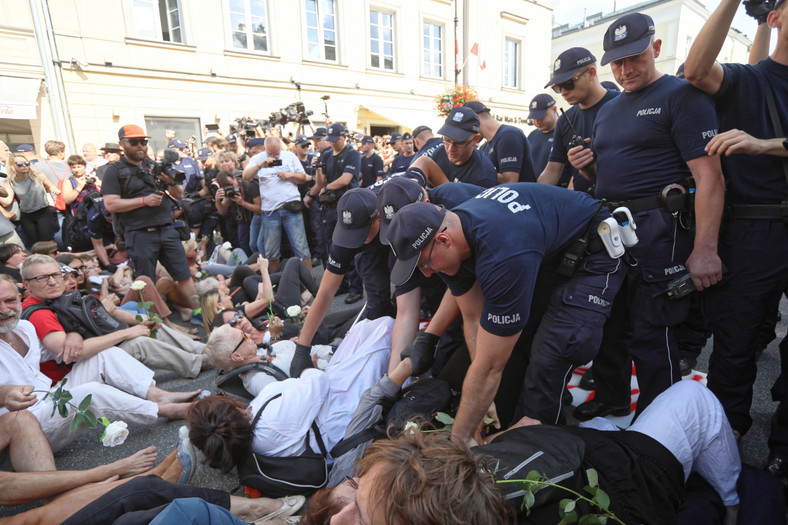 Policja usunęła Obywateli RP, którzy na Nowym Świecie próbowali zablokować Marsz Zwycięstwa Rzeczypospolitej.