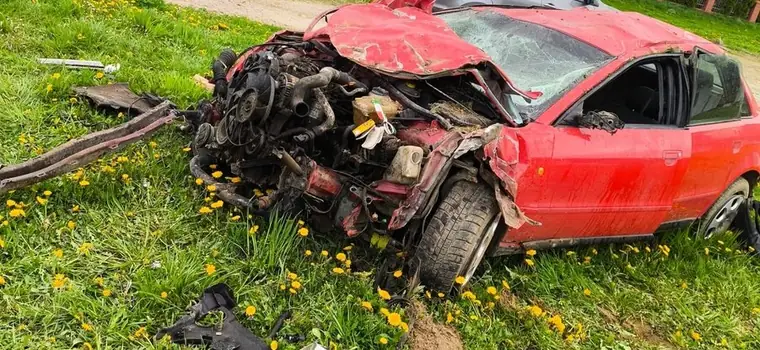 Przeleciał Audi z impetem przez dwie posesje. Zadziwiający wypadek [WIDEO]