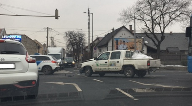 Olvasó-riporterünk szerint a fehér kisteherautó nem hallhatta a szirénázást, 
ezért fékezés nélkül rohant bele a konvojt felvezető Mercedesbe /Fotó: Olvasó-riporter