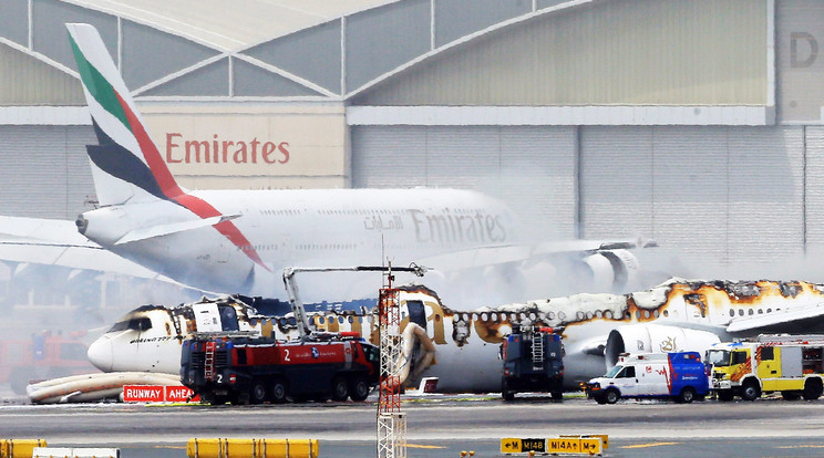 A repülőgépet a helyszínen elkezdték oltani /Fotó: MTI