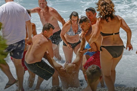 Spasioci su iz uzburkanog mora jedva izvukli čoveka kojeg su talasi bacali na stene