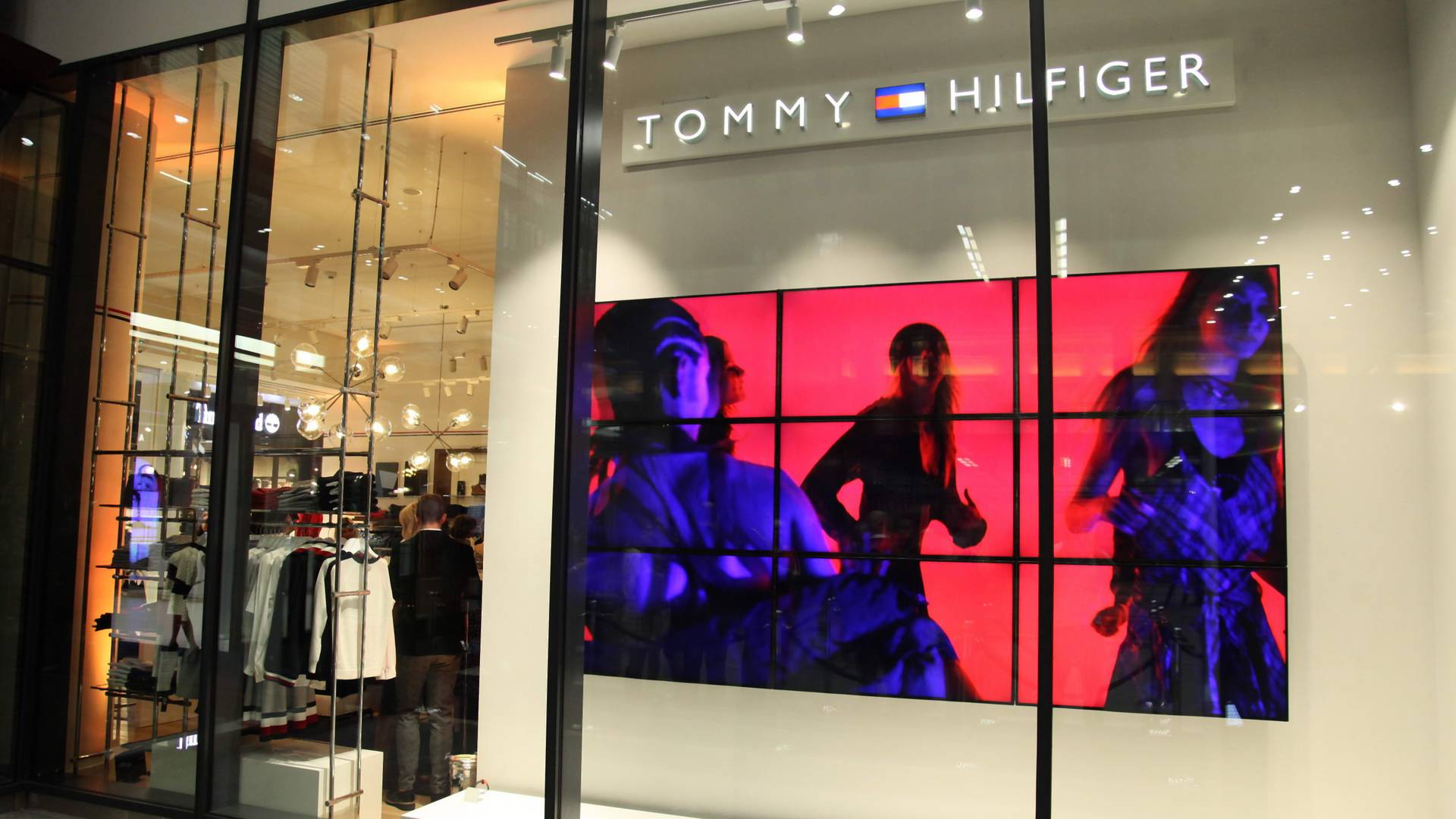 Tommy Hilfiger u Beogradu u društvu poznatih predstavio novu kolekciju