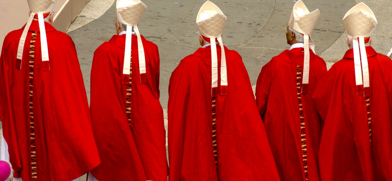 Policjanci w strojach  księży złapali oszustów przebranych za  kardynałów