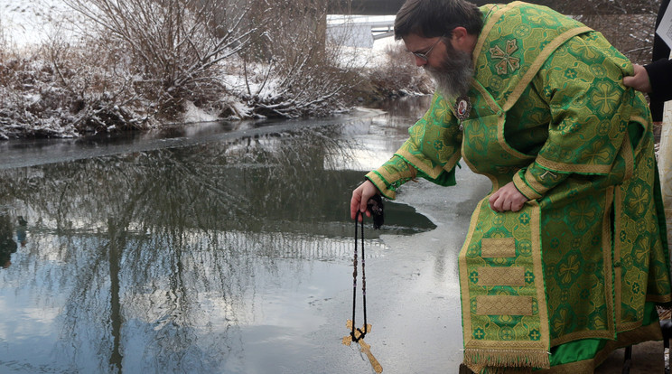 Orosz Atanáz egy kereszttel szentelte
meg
a vizet /Fotó: MTI