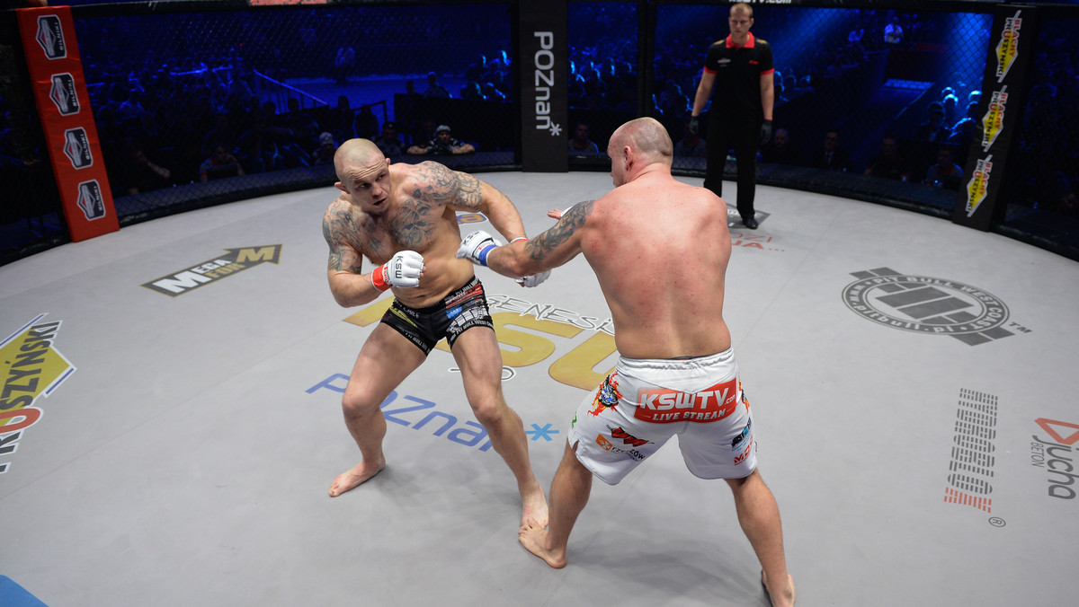 KSW 30 "Genesis" oficjalnie rozpoczęte. Pierwszą walką w Poznaniu, która miała miejsce już po ceremonii otwarcia, był pojedynek Szymon Bajor kontra Michał Włodarek. Starcie trwało całe trzy rudny i obaj zawodnicy mieli w nim swoje lepsze i gorsze momenty. Ostatecznie zwycięzcą okazał się jednak, mocno dopingowany przez publikę, Michał Włodarek, który zaznaczył swoją przewagę nad Bajorem szczególnie w pierwszej rundzie.