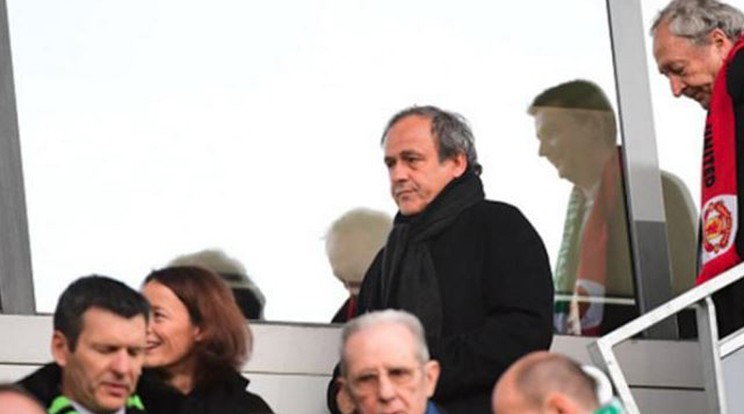 Platini tagadja, hogy kenőpénzeket fogadott volna el,
s már nem bujkál