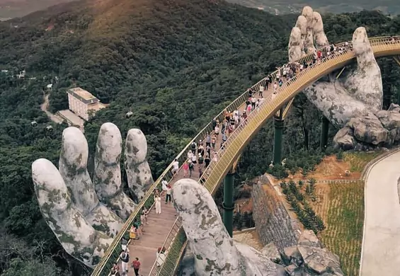 W Wietnamie otwarto najpiękniejszą kładkę dla pieszych. Złoty Most podtrzymują gigantyczne dłonie