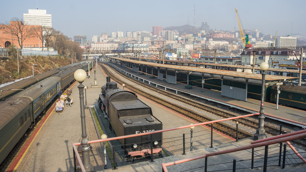 Linia transsyberyjska prowadzi z Moskwy do Władywostoku. Jest to najdłuższa linia kolejowa na świecie, a jej całkowita długość torów wynosi 9288,8 km. Wiele wskazuje jednak na to, że już wkrótce słynna trasa może się zmienić. Być może pasażerowie będą mogli bezpośrednio znaleźć się w Japonii.
