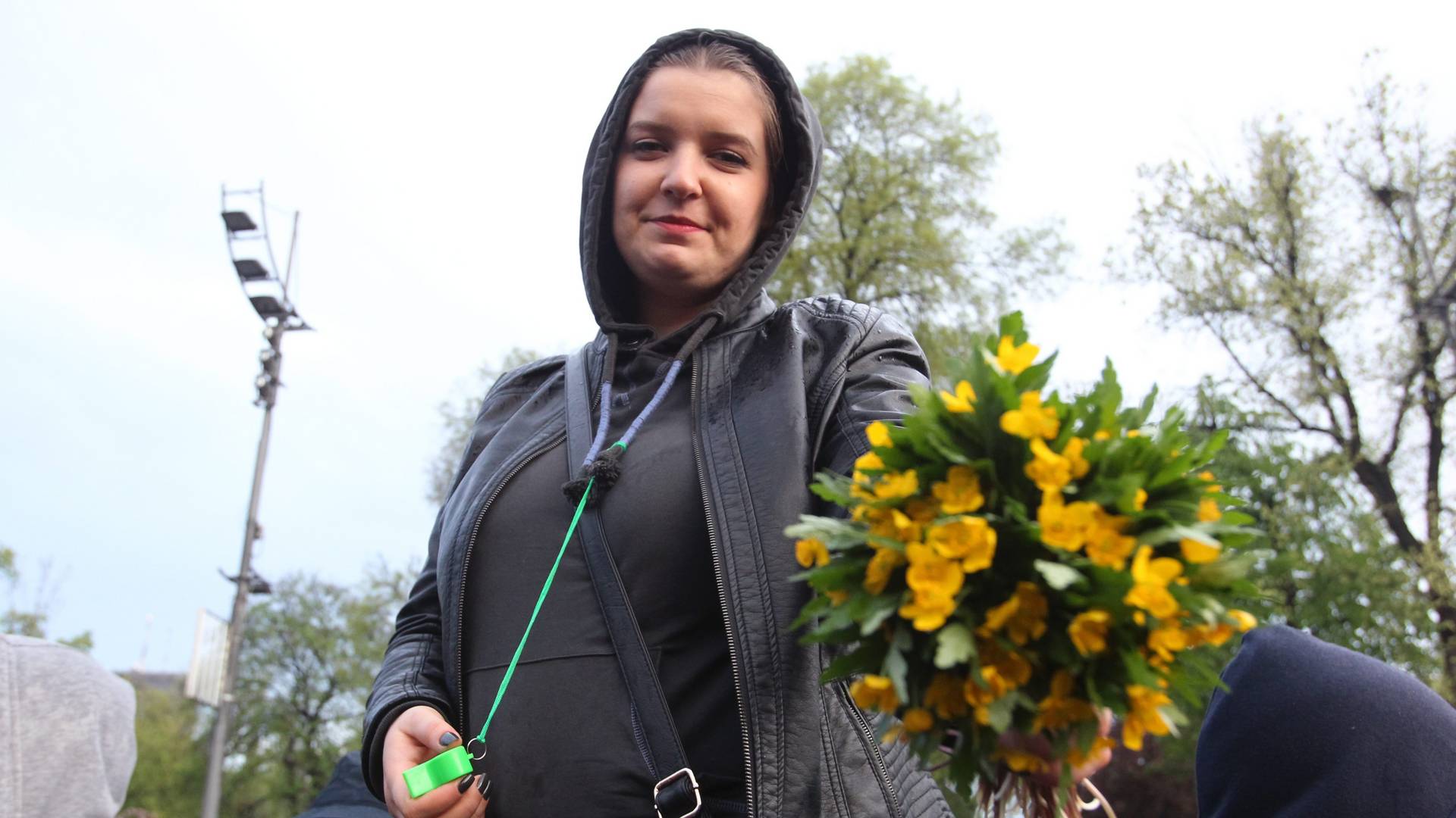 Priča devojke sa žutim buketom krije najpotresniju poruku protesta