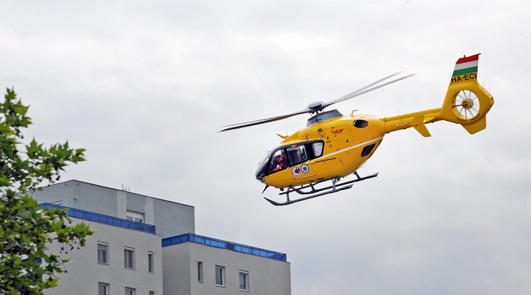 Mentohelikopter vitte el a sérültet /Fotó: MTI- Oláh Tibor