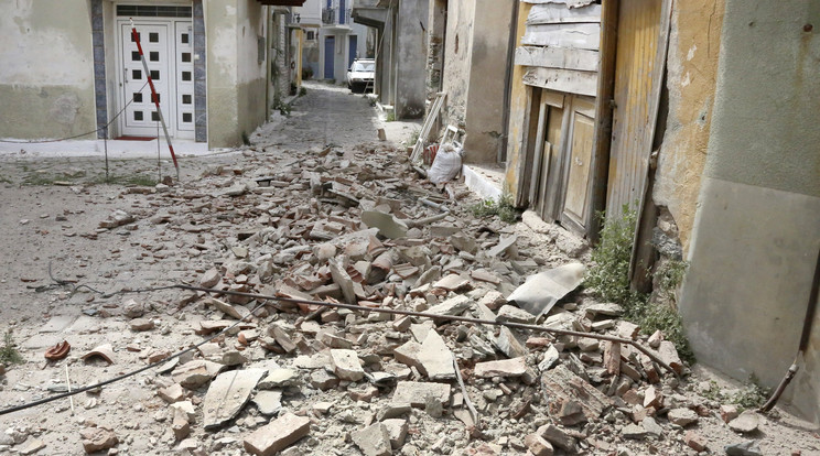 Épületek is károsodtak a görög szigeten / Fotó: MTI