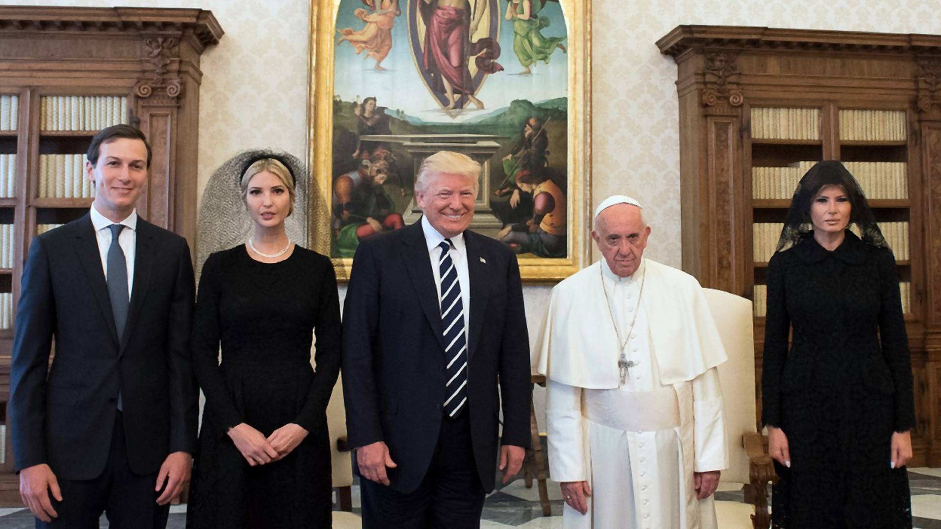 Istina o viralnoj slici veselog Trampa i smorenog pape