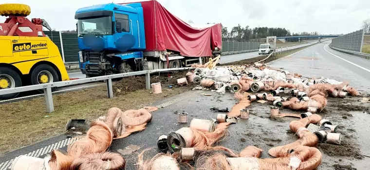 Ciężarówka tak rąbnęła w bariery, że aż szpule wypadły na drogę. Ekspresówka zablokowana