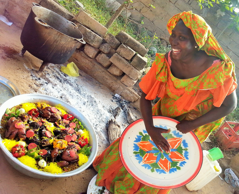 Wspólny posiłek z jednej tacy gotowy na senegalskie wesele