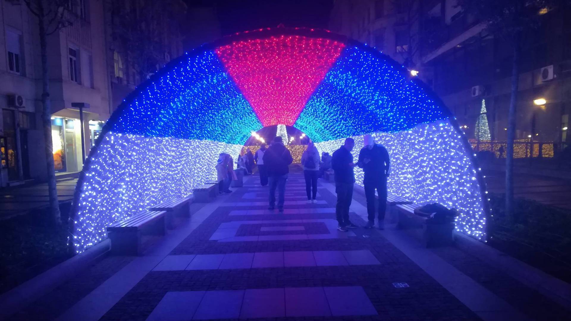 Beograd nam izgleda kao kineska radnja pred Novu godinu i to nije najstrašnije