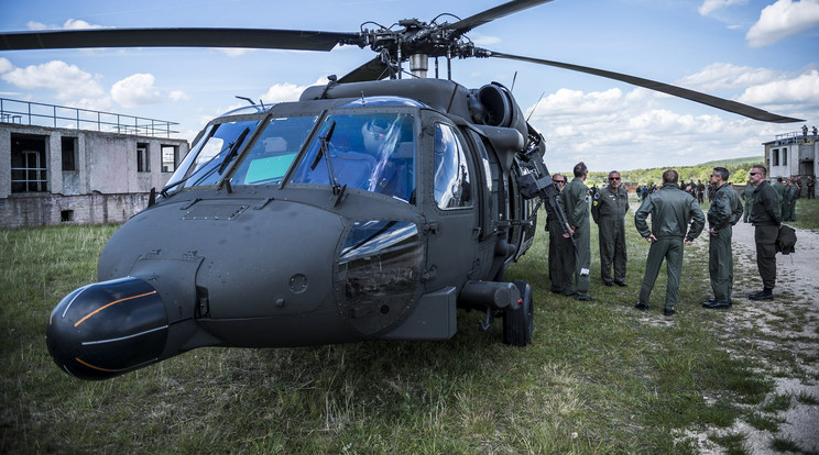 Egy német UH–60 Blackhawk helikopter Zalaháp közelében / Fotó: MTI - Bodnár Boglárka
