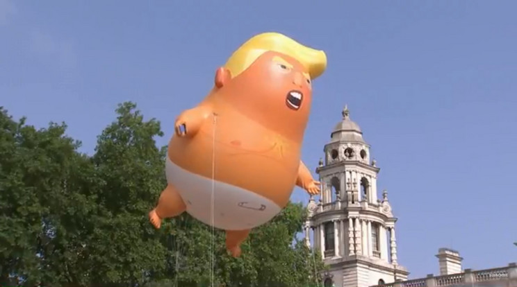 Bébi Trump léggömböt eresztettek a levegőbe a brit tüntetők / Fotó: iYoutube