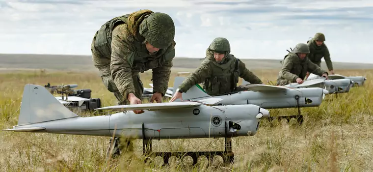 Ukraiński żołnierz złapał rosyjskiego drona. Gołymi rękami