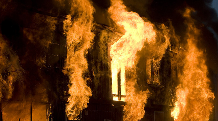 Tűz egy szolnoki társasházban, 85 embernek el kellett hagynia az otthonát /Illusztráció: Northfoto