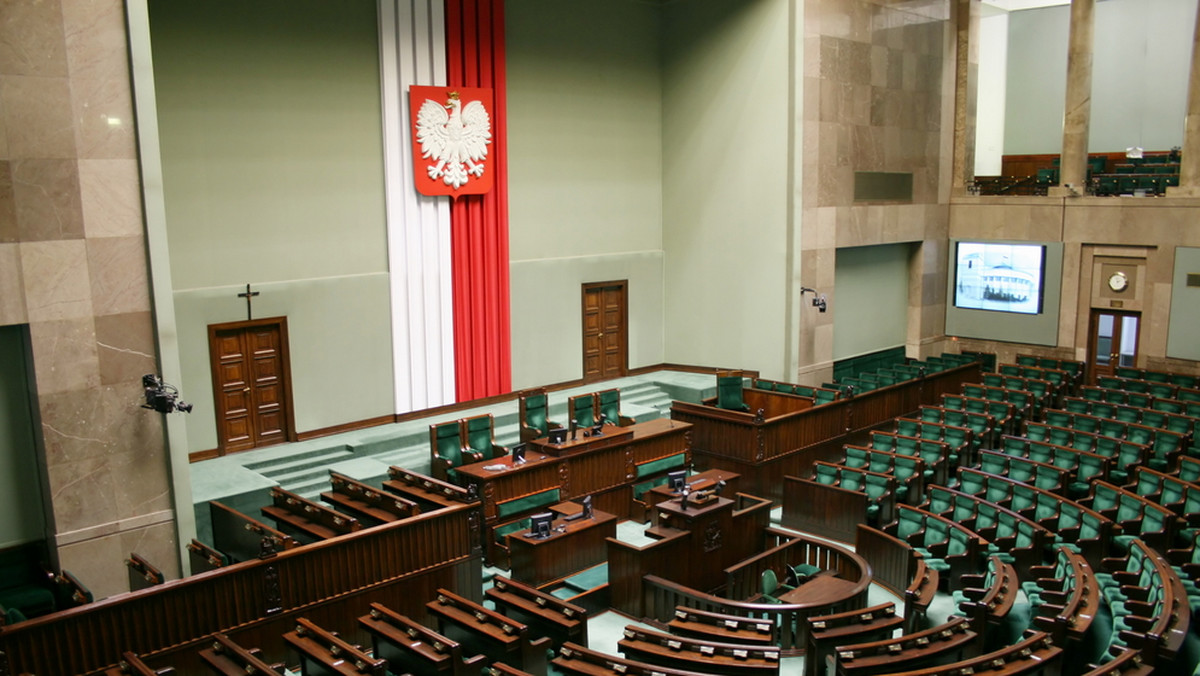 Dzisiaj o godz. 9 Sejm wznowił posiedzenie. Posłowie wysłuchają informacji rządu na temat sytuacji w rolnictwie. Zajmą się też obywatelskim projektem nowelizacji ustawy o systemie oświaty, który zakłada zniesienie obowiązku szkolnego dla sześciolatków.