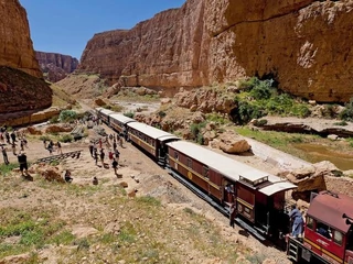 Czerwona Jaszczurka, czyli zabytkowy pociąg przemierzający tunezyjski wąwóz Selja, cieszy się wielką popularnością