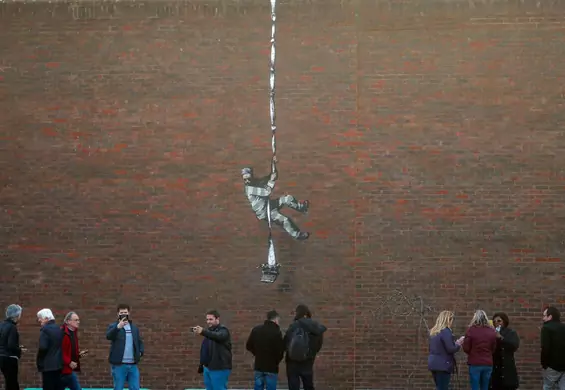 Banksy pokazał kulisy swojej pracy. W filmie artysta maluje graffiti na murach więzienia