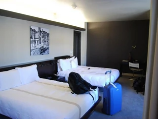 hotel room pokój hotelowy pusty i bagaż 