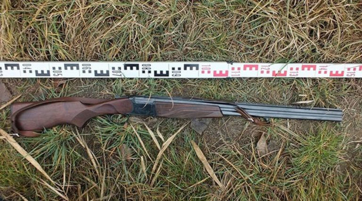 A fegyver lövedéke véletlenül csapódott a két férfiba / Fotó: police.hu