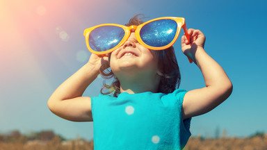 UOKiK przed wakacjami radzi, jak wybrać okulary przeciwsłoneczne