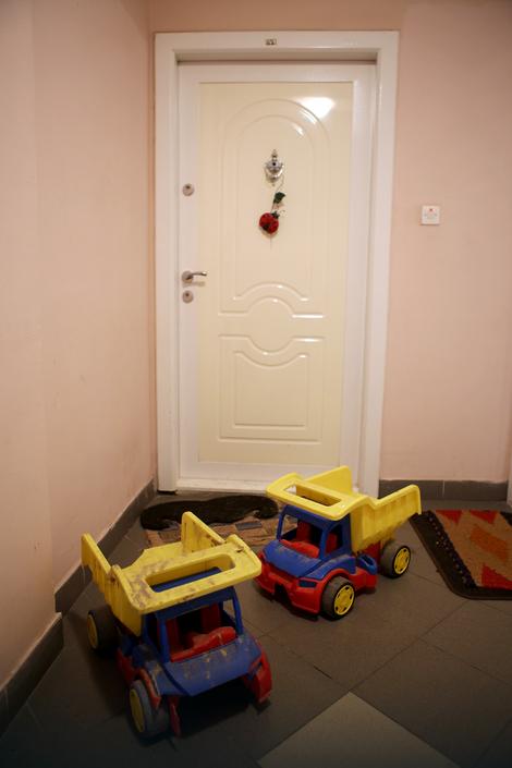 Улаз у стан Татјане Аничић који је заштито њен син играчкама