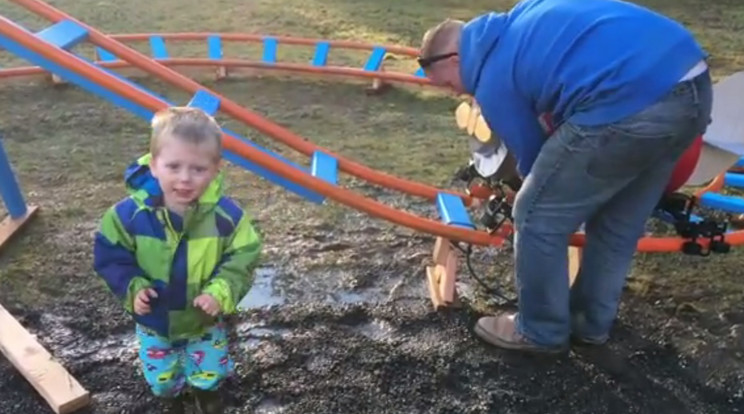 Egy apa az udvaron felépített hullámvasúttal lepte meg fiát