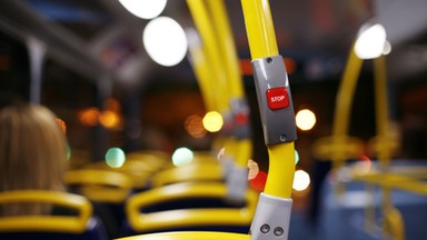 Chwile grozy w autobusie. Wyciągnął nóż i zaatakował nastolatka