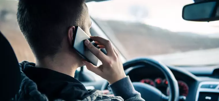 Nie korzystaj w ten sposób z telefonu w samochodzie. Zrobisz tak dwa razy i może być po prawie jazdy