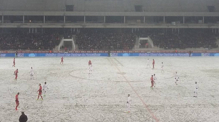 Hó borította a Stade Gaston Gérard gyepét /Fotó: Instagram