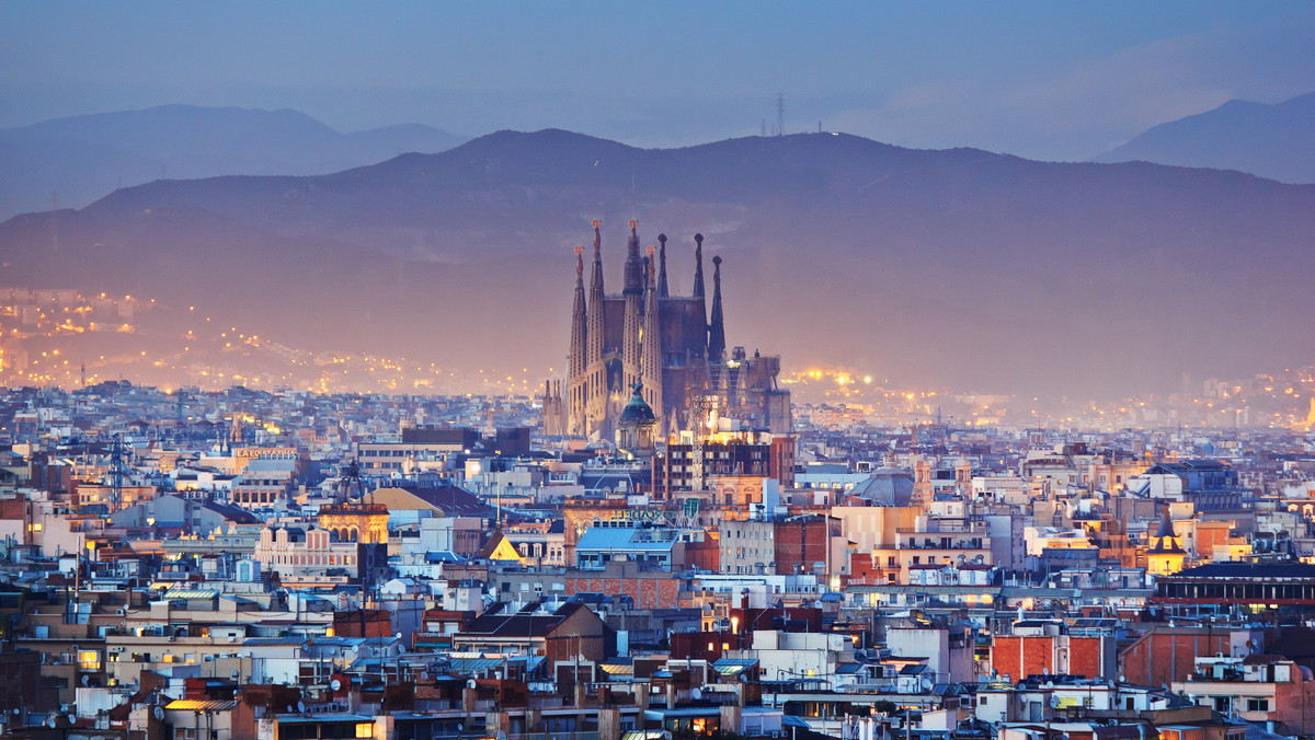 Rada miejska Barcelony przyjęła dziś uchwałę zakazującą otwierania nowych obiektów hotelarskich w centrum stolicy Katalonii. Zdaniem ekspertów te bezprecedensowe przepisy mogą powstrzymać rekordowy napływ turystów do Hiszpanii.