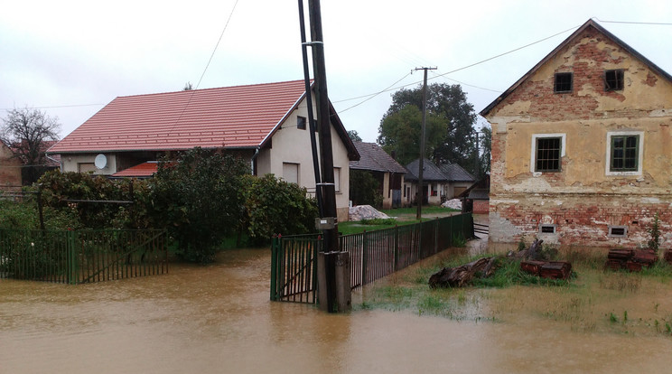 Az árhullám miatt kiöntött Rába miatt házakba, kertekbe tört be a víz Körmenden /Fotó: Katasztrofavedelem.hu