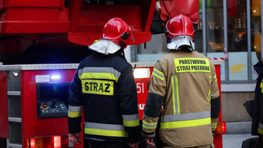 W mieszkaniu wybuchła toaleta. Na miejscu sześć zastępów straży pożarnej