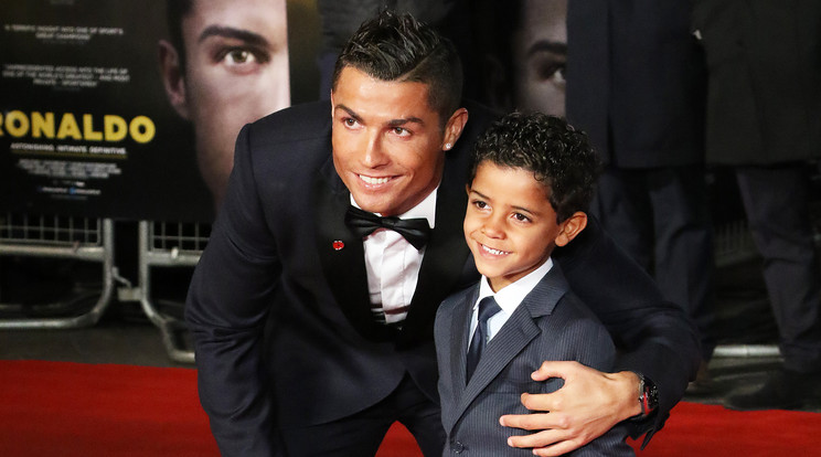 Ronaldo gyakran viszi magával kisfiát az ünnepségekre is /Fotó: AFP