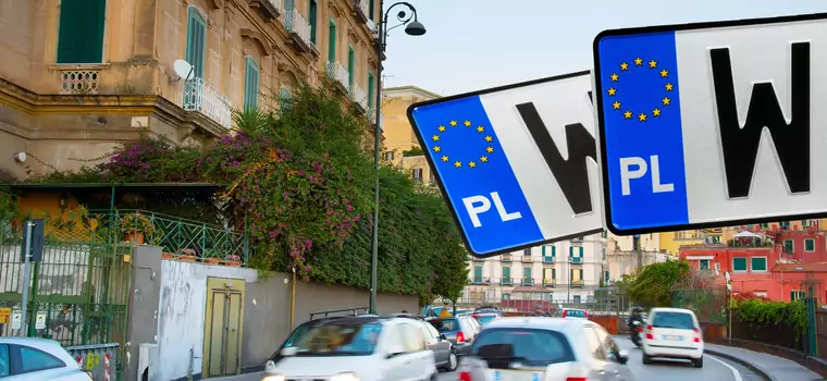 Zatrzęsienie polskich tablic we Włoszech. To nie szturm turystów z Polski – wyjaśniamy
