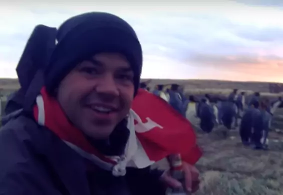 Polak autostopem dotarł do Chile, gdzie napił się wódki z pingwinami. Teraz rusza dalej i chce pokazać prawdę o uchodźcach