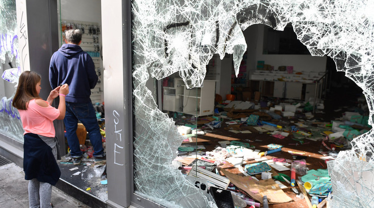 A város külső kerületeiben nem kímélték a boltokat az aktivisták, tucatnyi kirakatot törtek be /Fotó: MTI