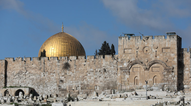 A Notre-Dame után az iszlám vallás egyik legszentebb temploma, az al-Aksza is lángra kapott / Fotó: EPA/ABIR SULTAN 