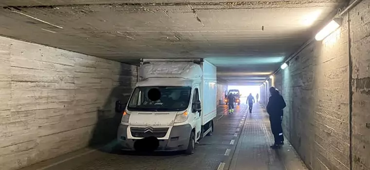 Dostawczak nie zmieścił się w tunelu w Toruniu. Musieli go wyciągać strażacy