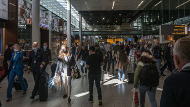 Chaos na lotnisku w Amsterdamie. Pasażerowie pobili ochroniarzy