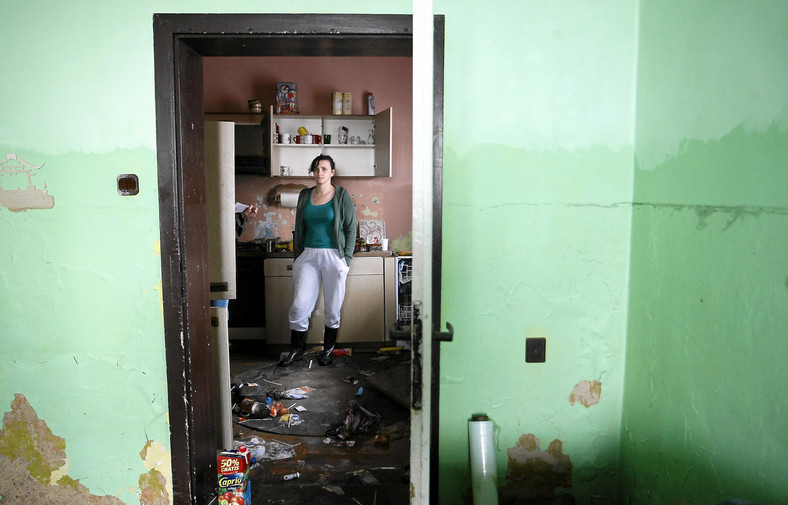 Małgorzata Żydzik z krewnymi i przy pomocy ratowników WOPR z Bytomia przypłynęła do zalanego domu, żeby uratować rzeczy, których nie zniszczyła woda
