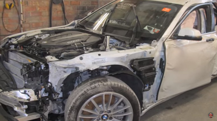 Szinte a halálból hoztak vissza egy 7-es BMW-t / Fotó: Youtube