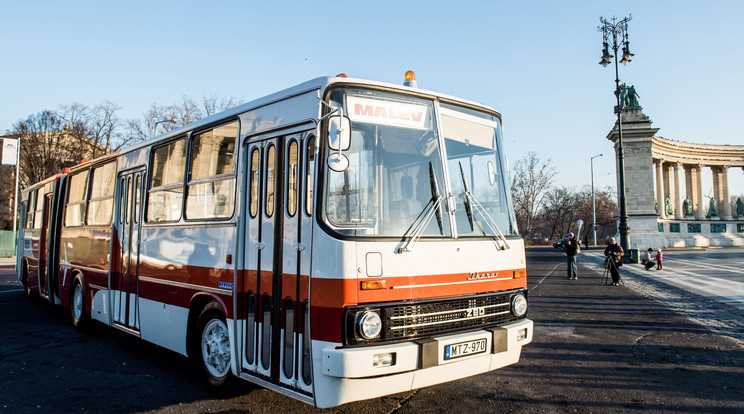 Ikarus buszok felvonulása Budapesten / Fotó: MTI Balogh Zoltán