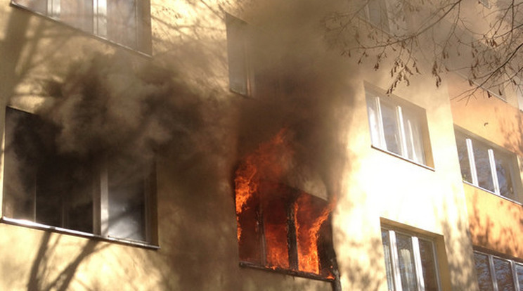 A XI. kerületi Fehérvári úton kigyulladt egy lakótelepi ház első emeleti lakása / Fotó: Blikk